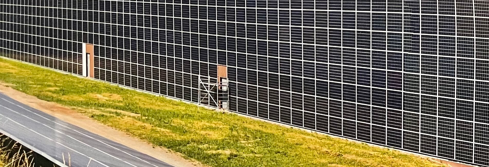 Ansicht einer Solarwand auf einer Baustelle